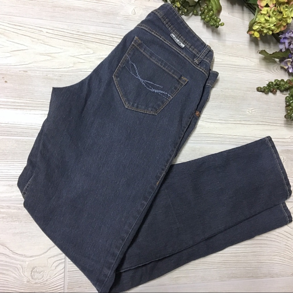 17/21 Exclusive Denim women’s Size 8
